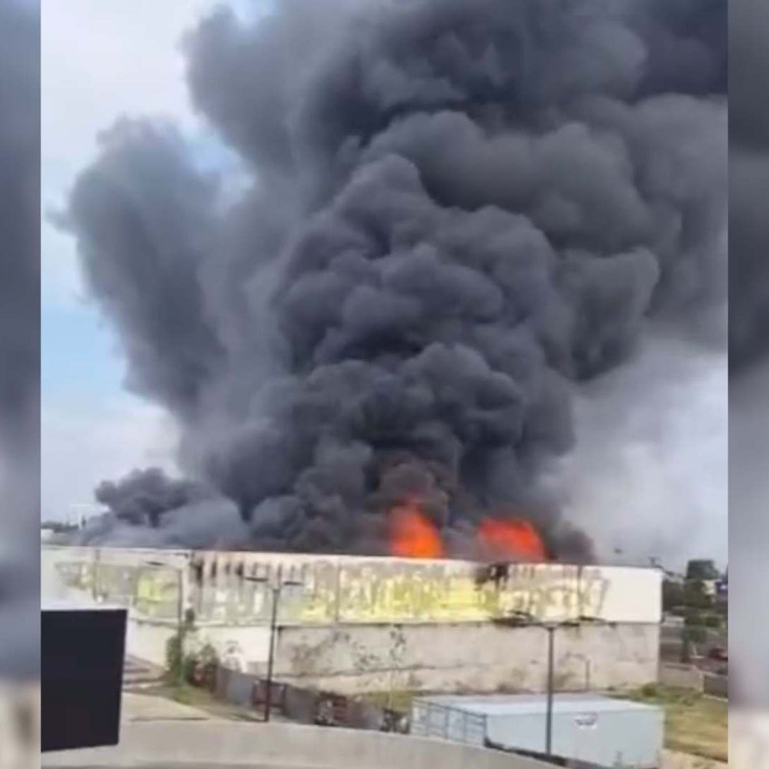 Fuerte Incendio en una Tienda de Papelería en Querétaro