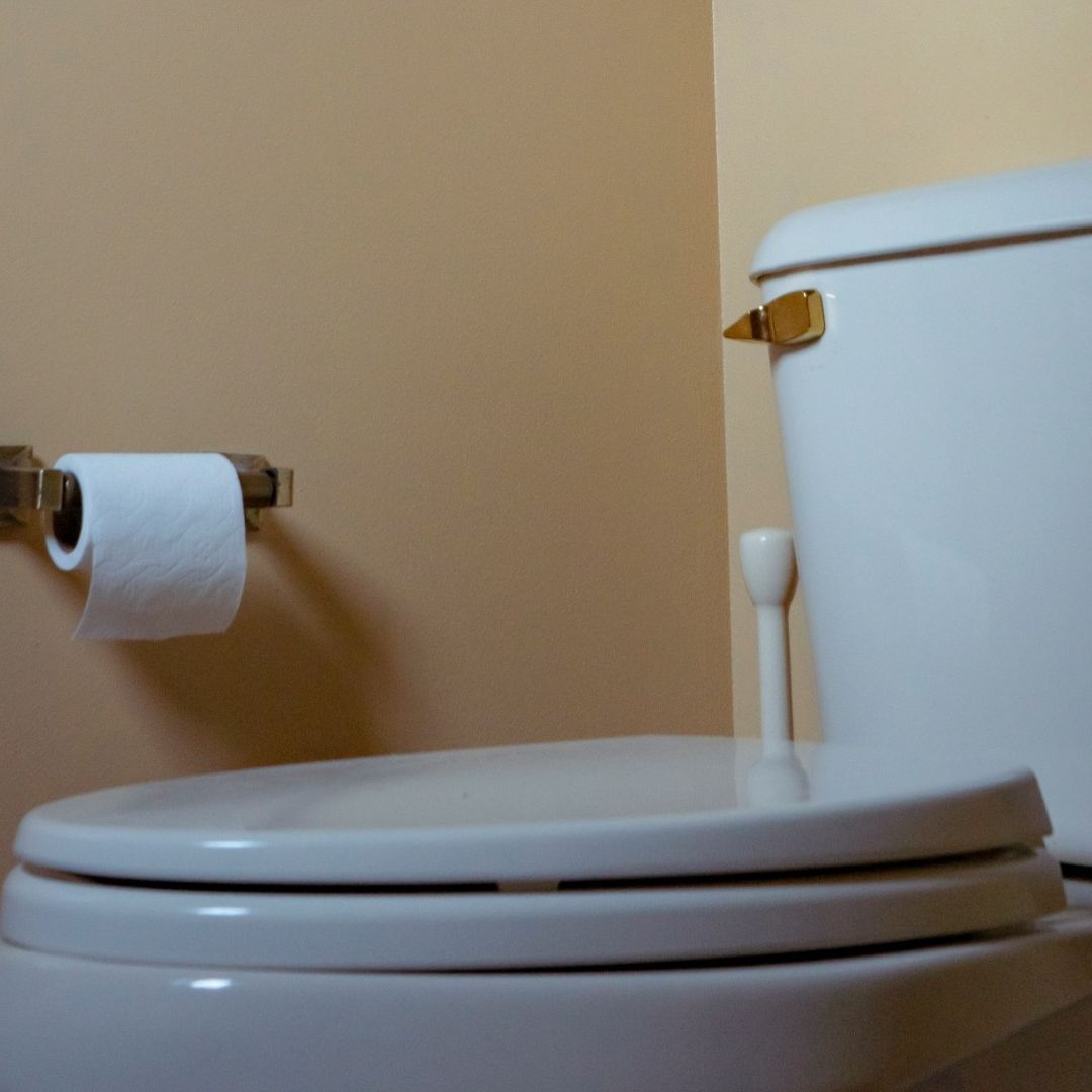 Papá Mata a su Hijo tras Hacerse del Baño Sin Avisar
