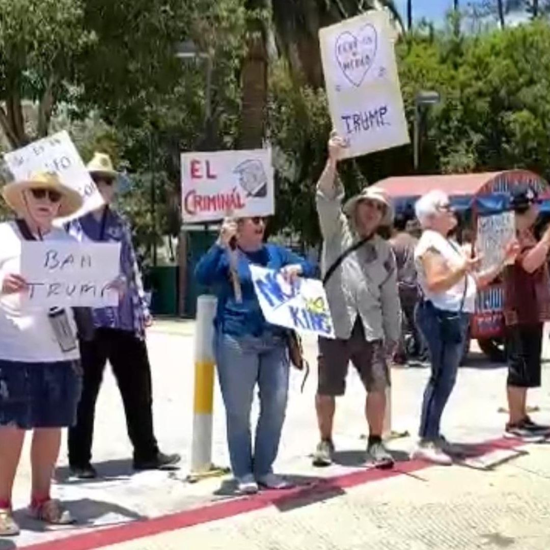 Mexicanos y Extranjeros se Unen a Protesta “No King” en Ensenada Contra Políticas de EUA
