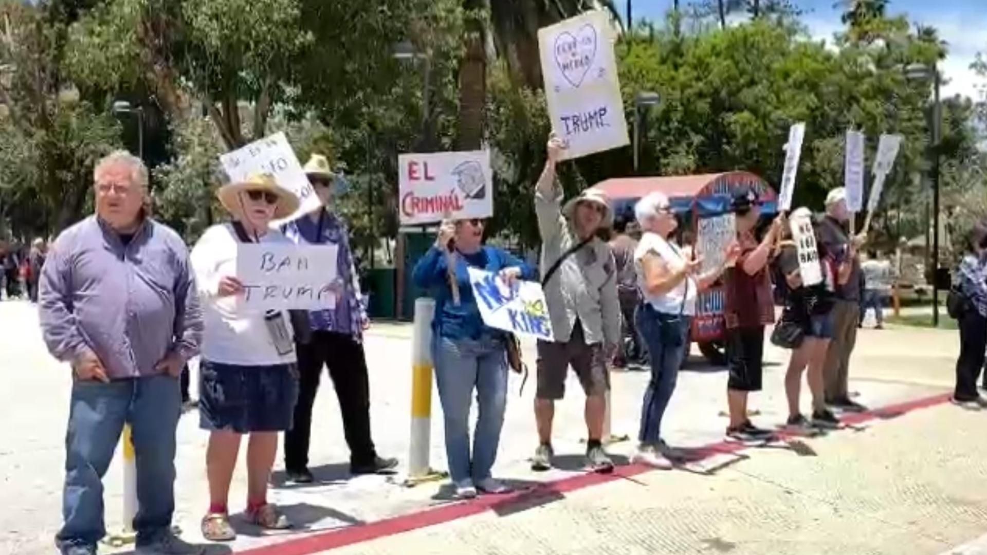 Mexicanos y Extranjeros se Unen a Protesta “No King” en Ensenada Contra Políticas de EUA