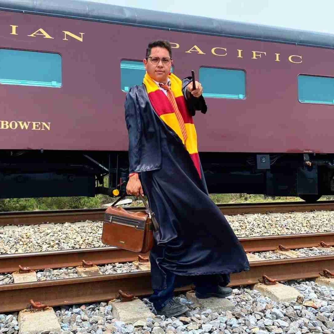 Joven Regio se Caracteriza de Harry Potter Tras el Paso de la Locomotora ‘Emperatriz’ 2816 en NL