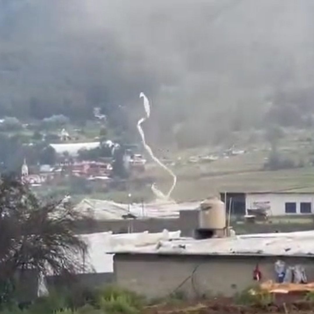 Video: Viviendas e Invernaderos Dañados por Mini Tornado en Chignahuapan, Puebla