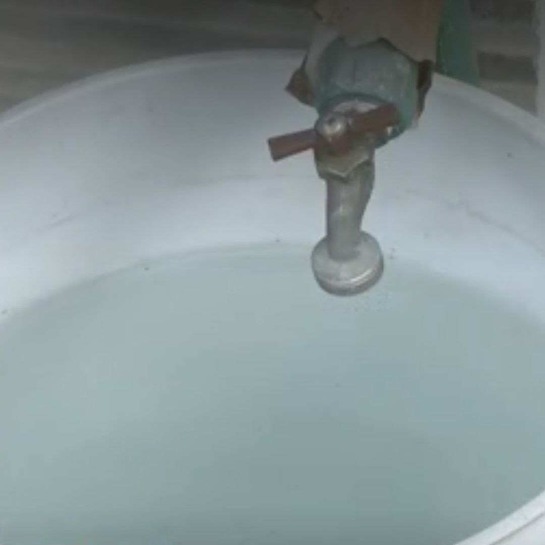 Vecinos preparan cubetas por cortes de agua en Nuevo León