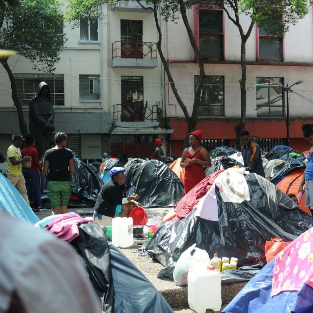 Qué pasó en Plaza Giordano Bruno, AMLO dice dónde están migrantes