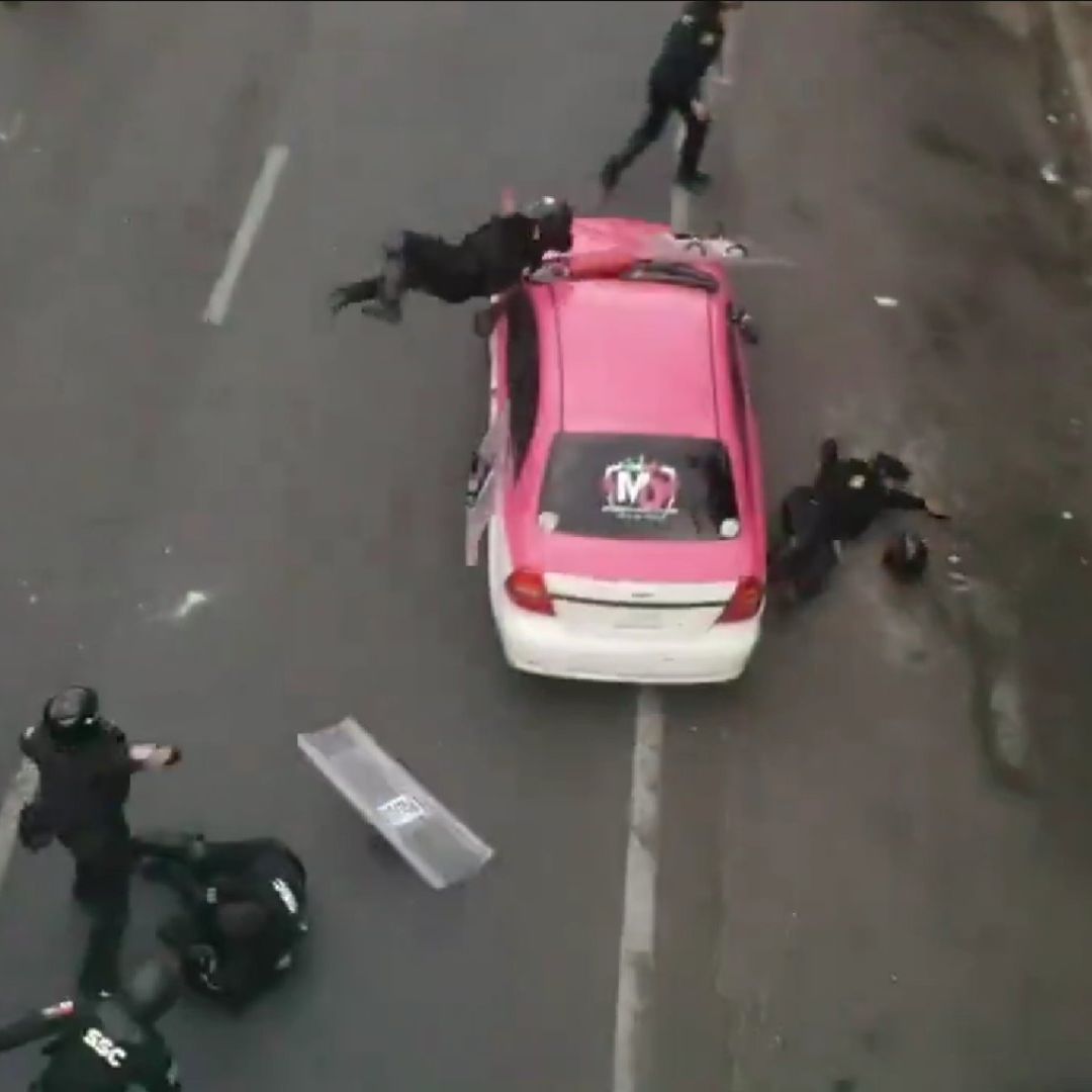 Los taxistas se enfrentaron a la policía después de que las autoridades querían retirar el bloqueo
