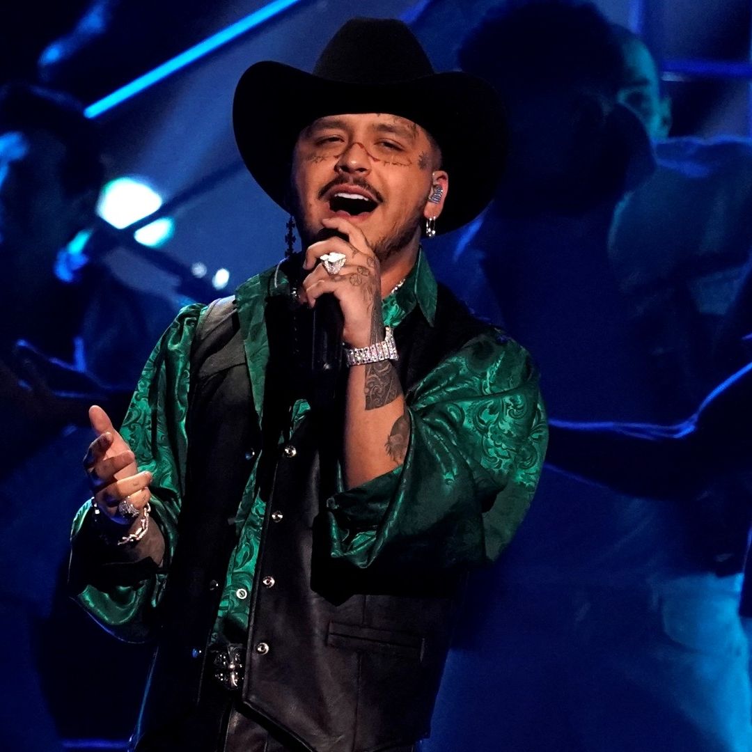 Christian Nodal regaló anillo a Ángela Aguilar