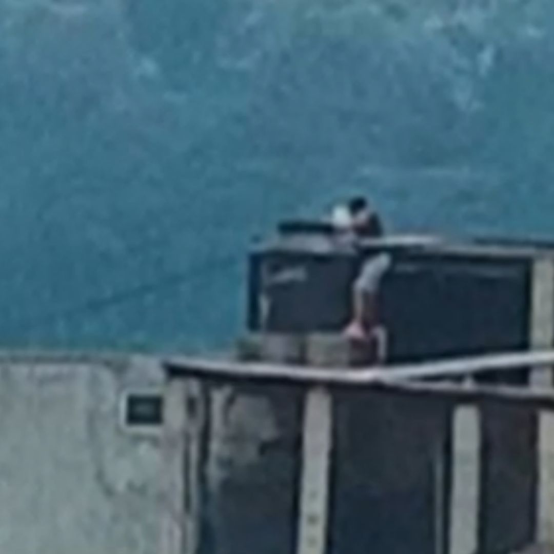 Niño indígena pide ayuda a un helicóptero agitado una bandera blanca desde la azotea de su casa en Tila
