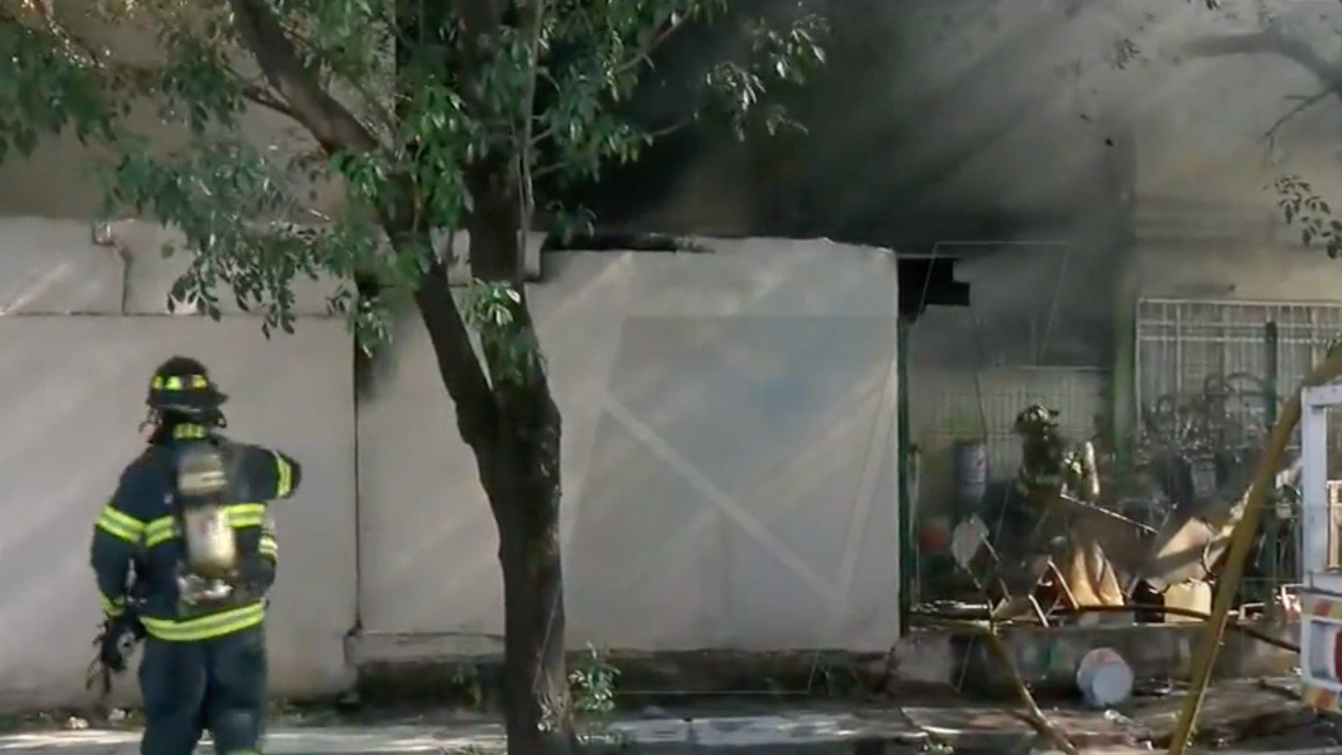 El fuerte incendio se registró en la bodega del Conalep
