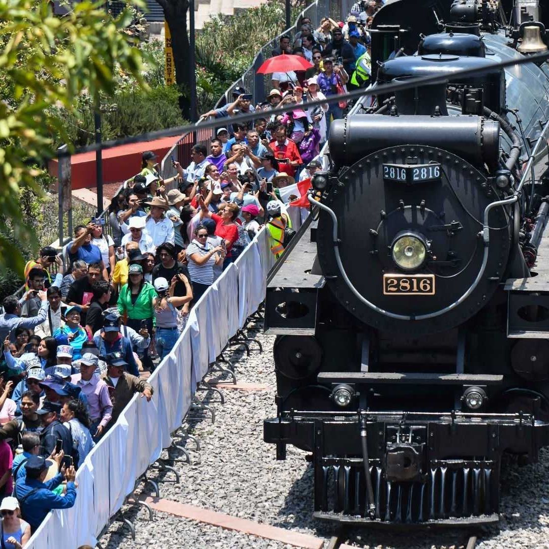 Video: Se Arma Pelea por Ver al Tren 'La Emperatriz' en CDMX