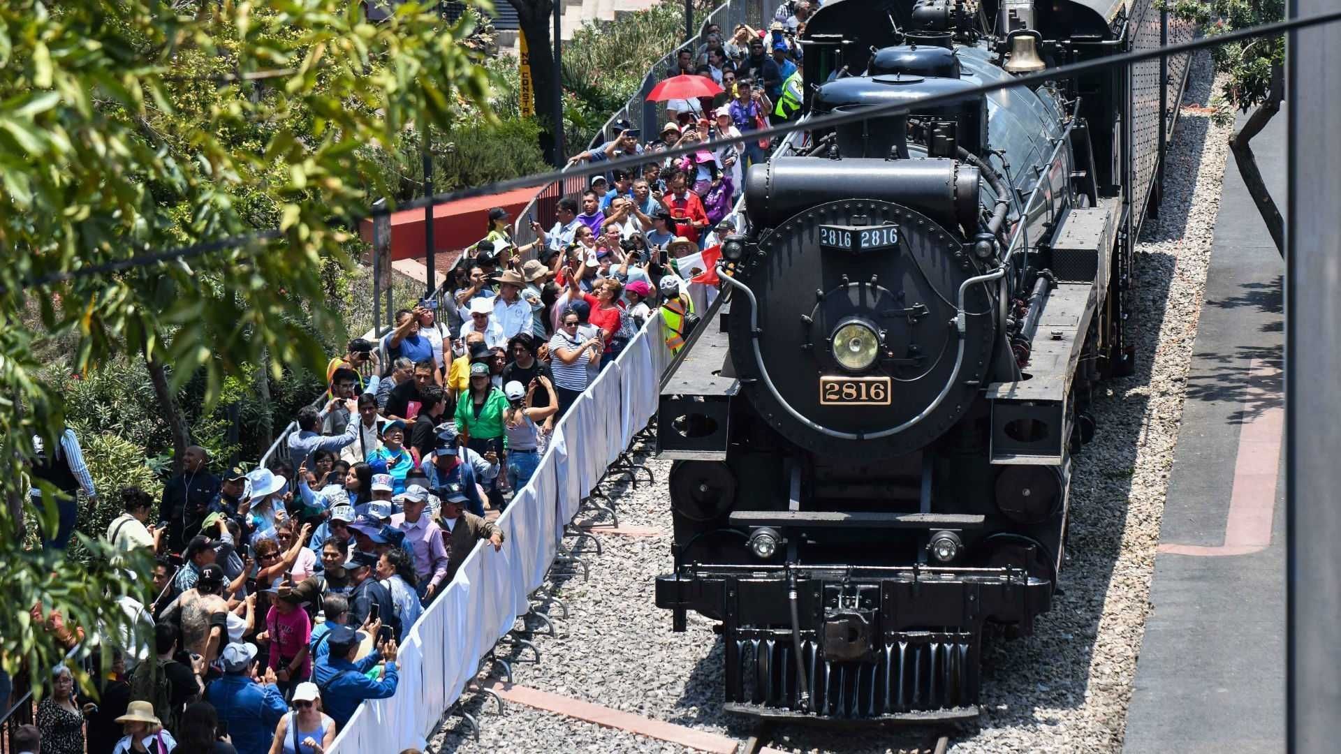 Video: Se Arma Pelea por Ver al Tren 'La Emperatriz' en CDMX