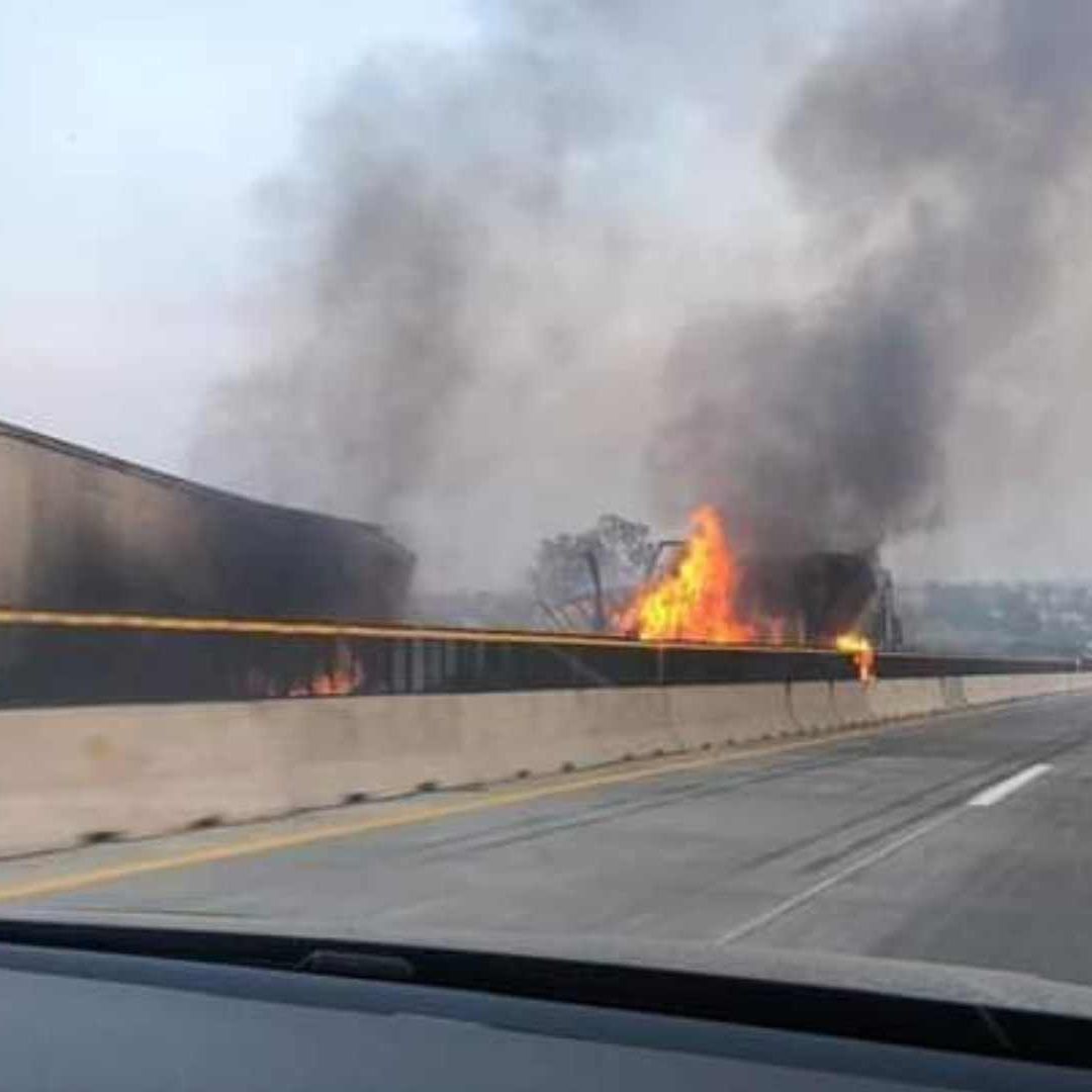 Unidades Pesadas se Incendiaron Después de Chocar en Macrolibramiento Querétaro