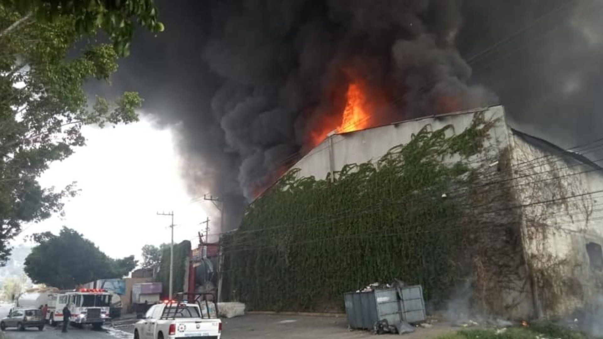 Bomberos con ayuda de pipas trabajan a marchar forzadas para sofocarlo; el área fue desalojada.