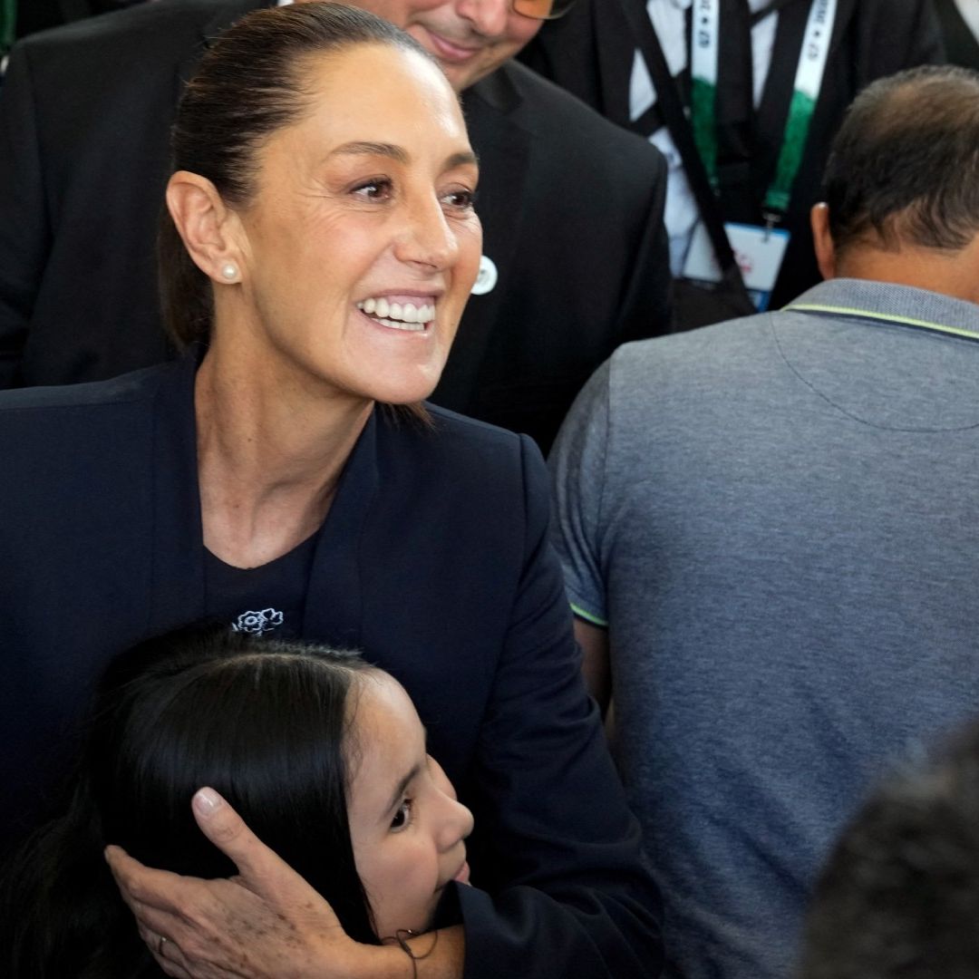 Claudia Sheinbaum abraza a una niña