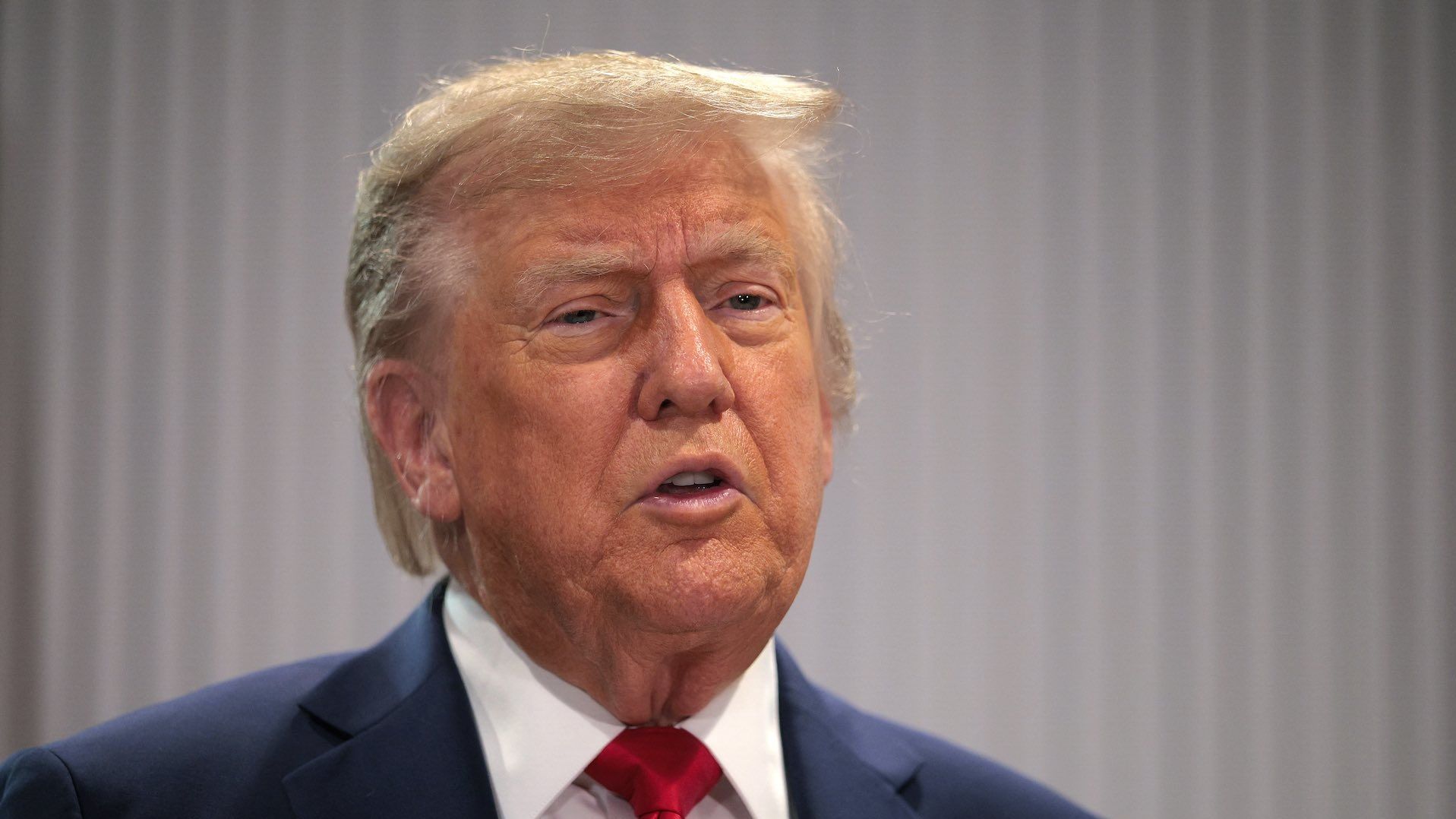 Donald Trump se reúne con equipo en el ‘situation room’