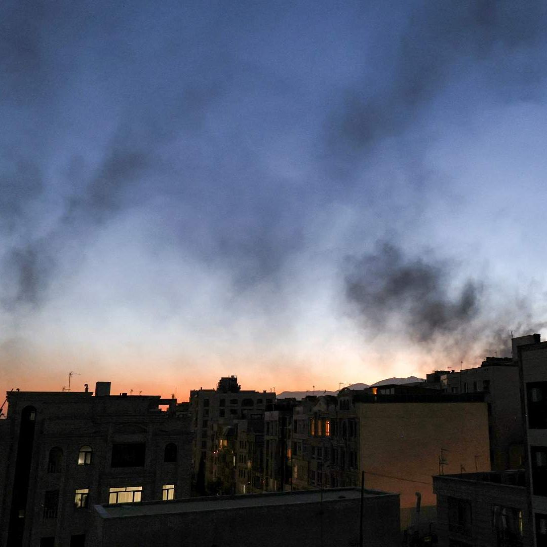 Columnas de humo se elevan luego de ataque israelí sobre Teherán el 17 de junio de 2025. Foto: AFP