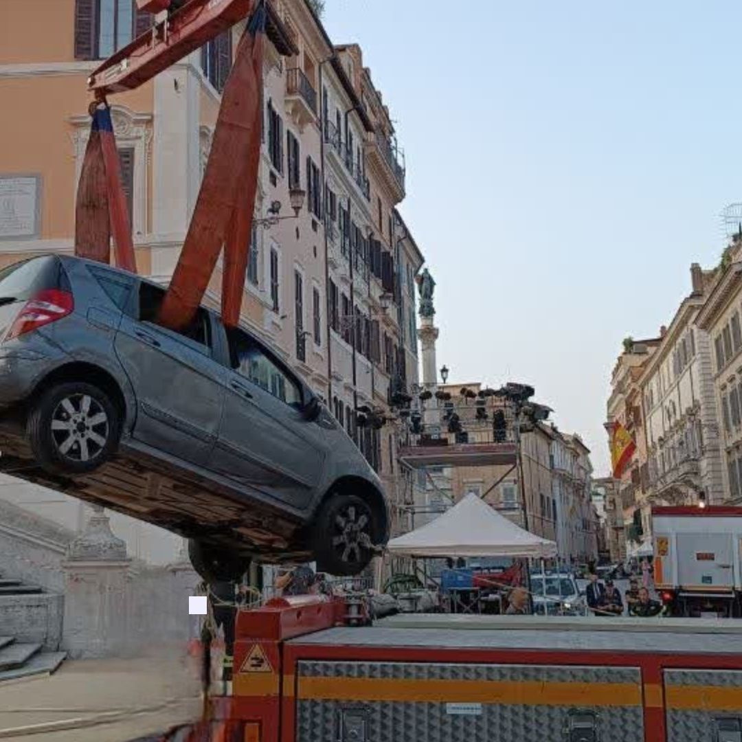 ¿Qué Pasó? Bomberos Bajan un Auto en Grúa de Famosa Escalinata, en Roma