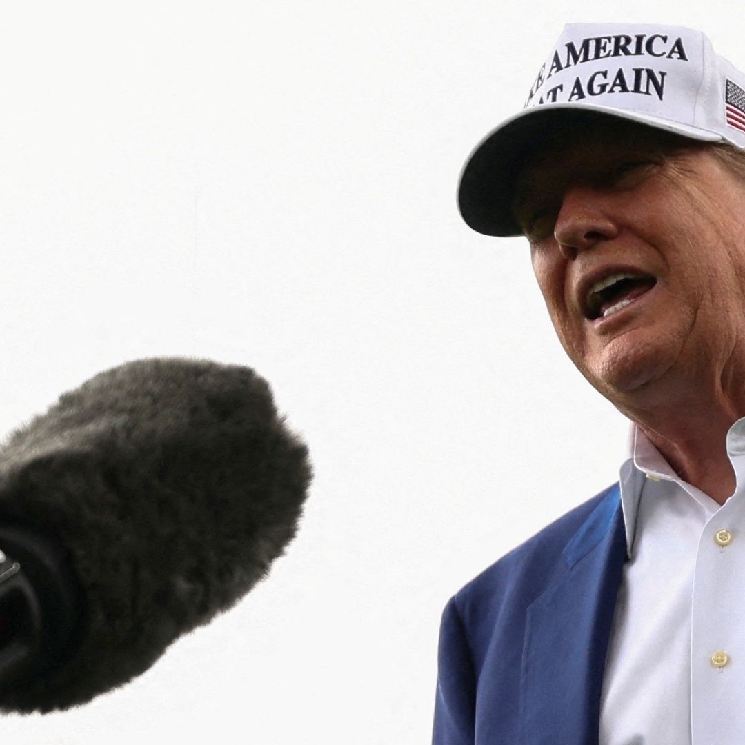 Donald Trump frente a micrófono