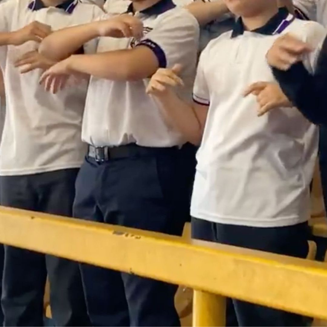 Estudiantes de Secundaria Interpretan Himno Nacional Mexicano con Lengua de Señas