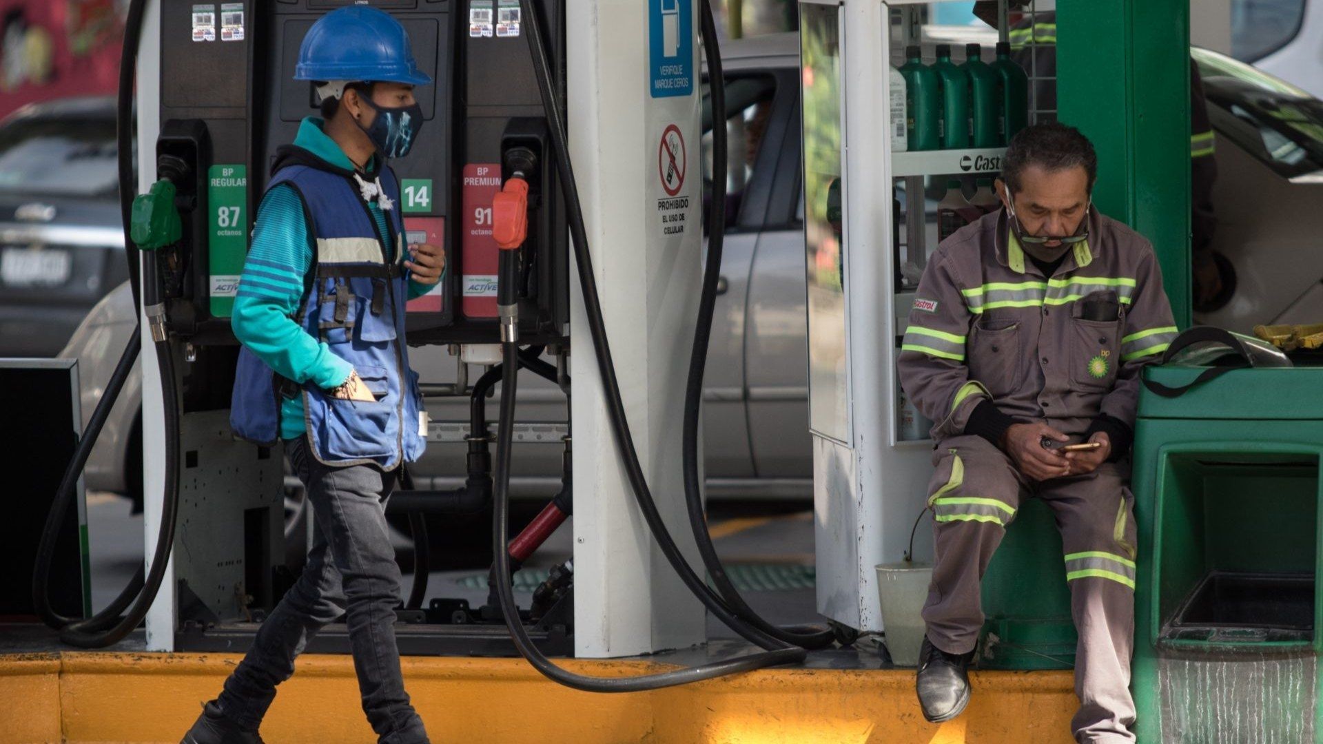 ¿Y la Ley Silla? Empleados Usan Botes a Falta de Asientos en Sus Lugares de Trabajo