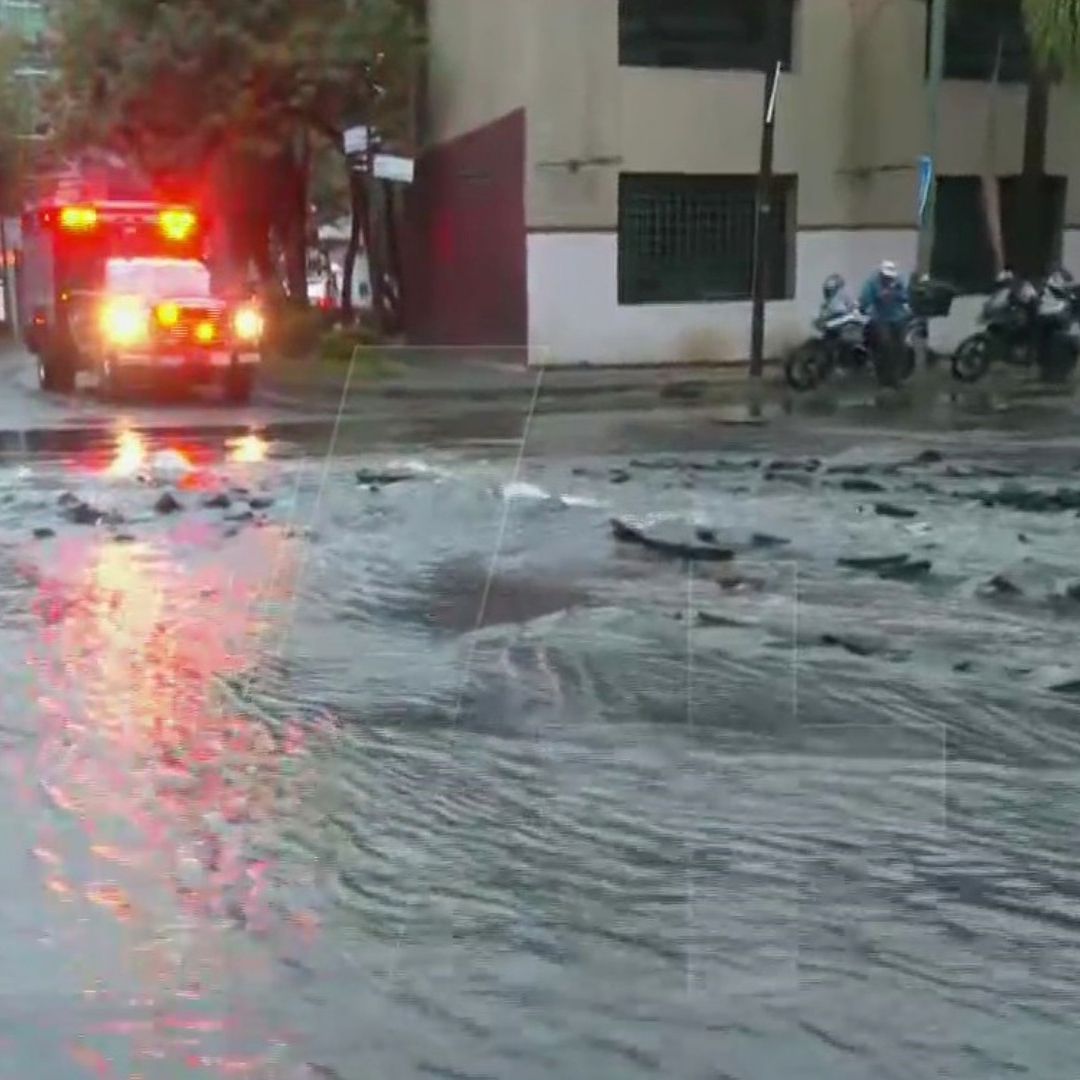 El Eje 6 Sur está cerrado por megafuga de agua