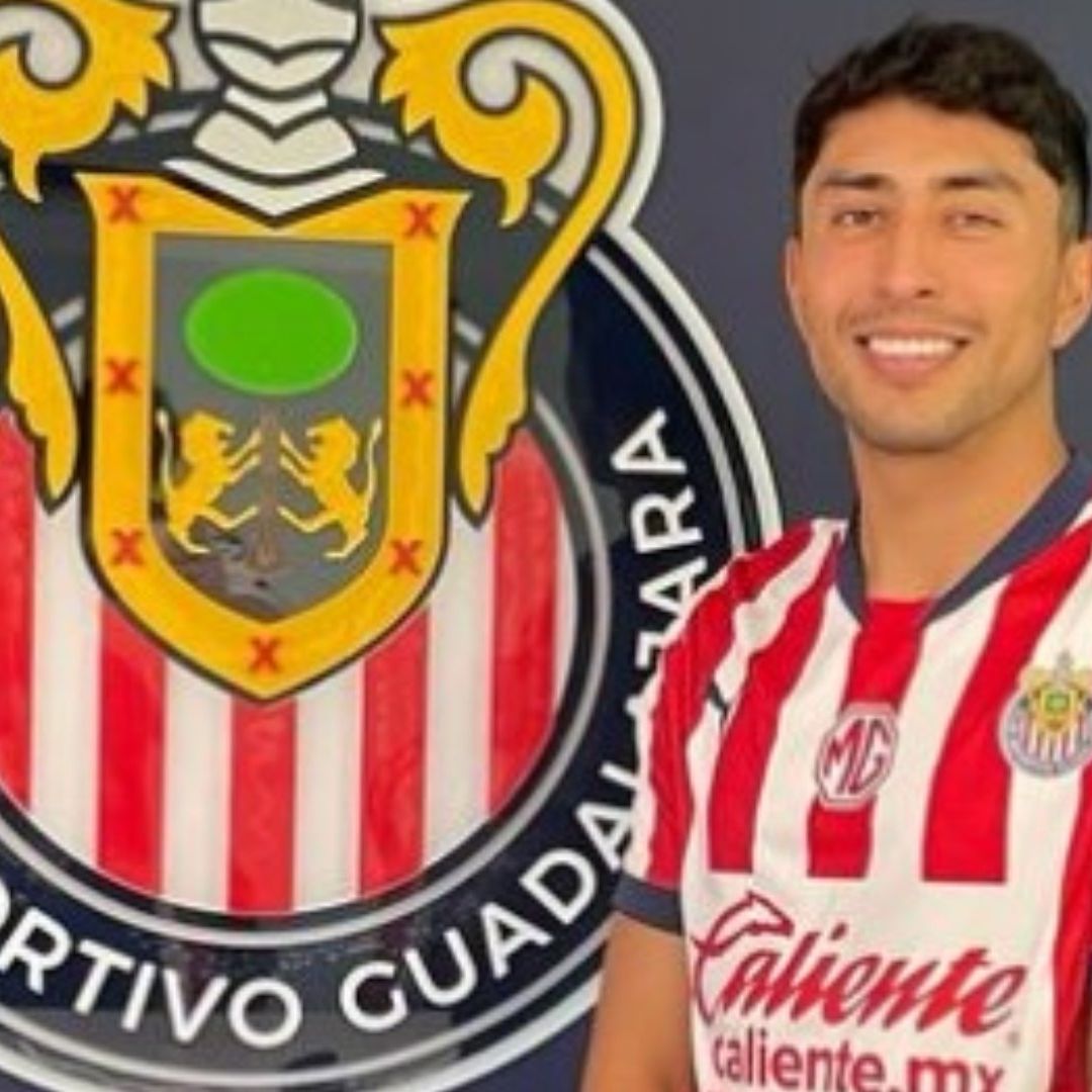 Govea ya se puso la playera que defenderá a partir del Apertura 2024. Foto Chivas
