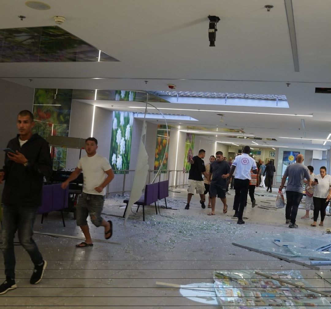 Misil Iraní Impacta en Hospital Soroka de Israel; Servicios de Emergencia Atienden el Lugar
