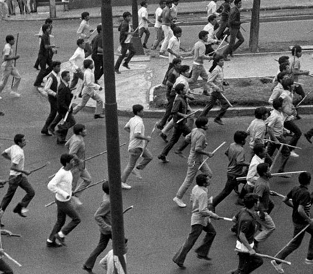 "Los Halcones”, vestidos de civil y con tenis blancos, armados con varas, palas, macanas, rifles y pistolas