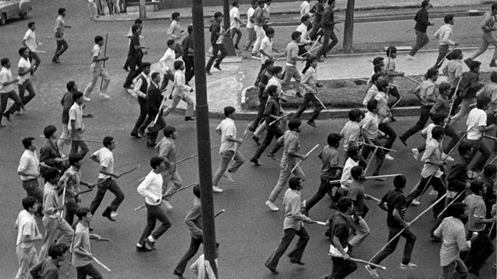 "Los Halcones”, vestidos de civil y con tenis blancos, armados con varas, palas, macanas, rifles y pistolas