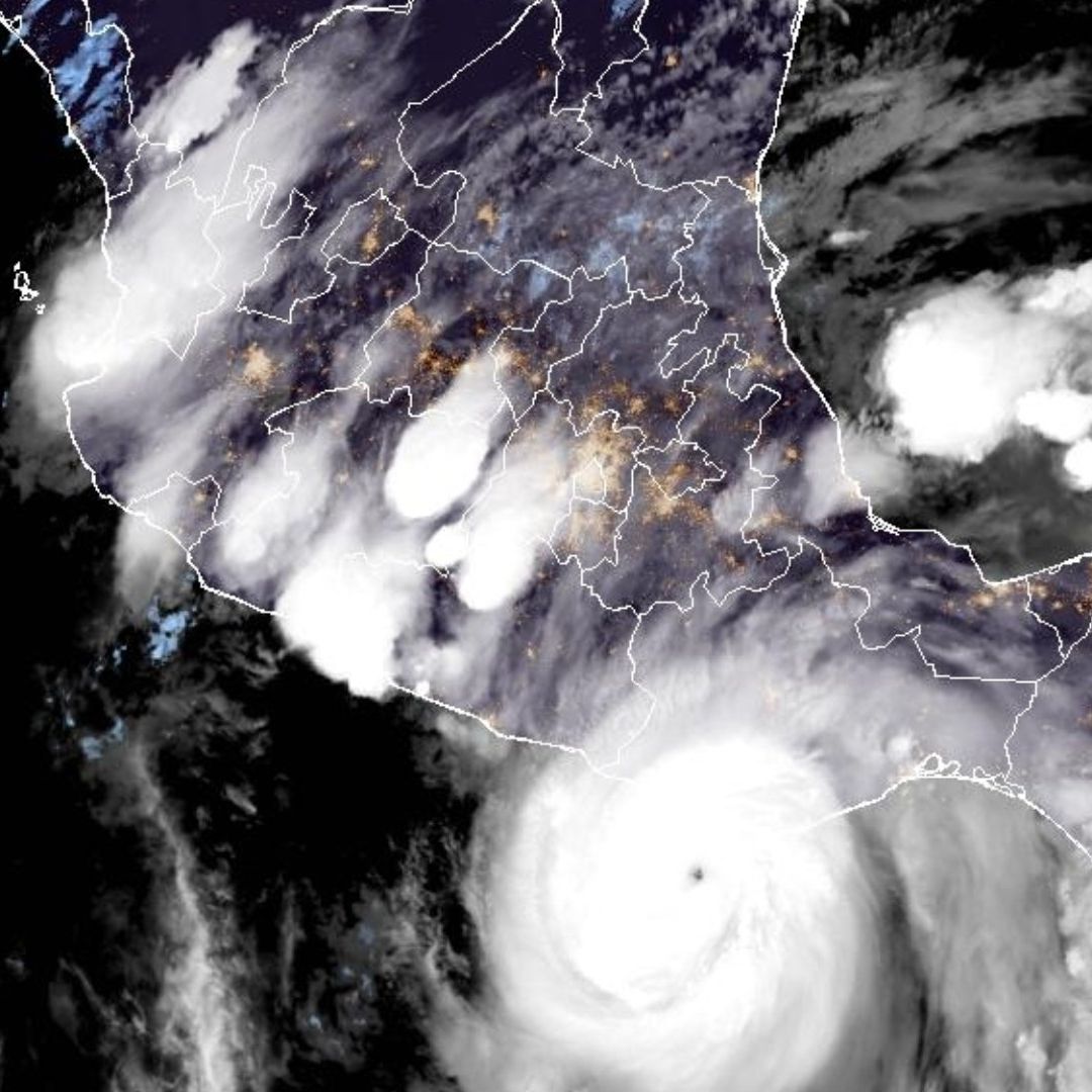 Huracán Erick se Intensifica a Categoría 4 Antes de Tocar Tierra con Fuerza en México