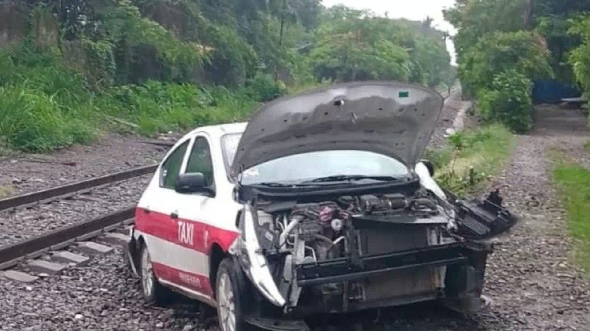 Taxi Embestido Tren en las Vías  Paraje Nuevo, Amatlán de los Reyes, Veracruz
