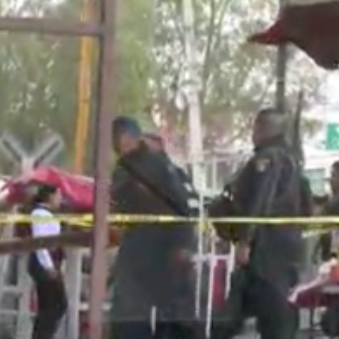Hombre Resbala, Cae y Muere Afuera del Metro Impulsora