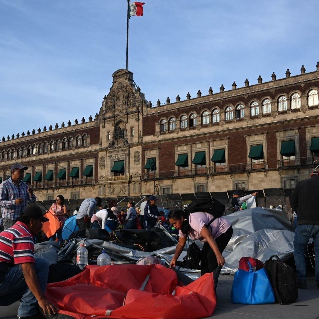 Los maestros se retirarán del Zócalo tras casi un mes de plantón. Foto Cuartoscuro