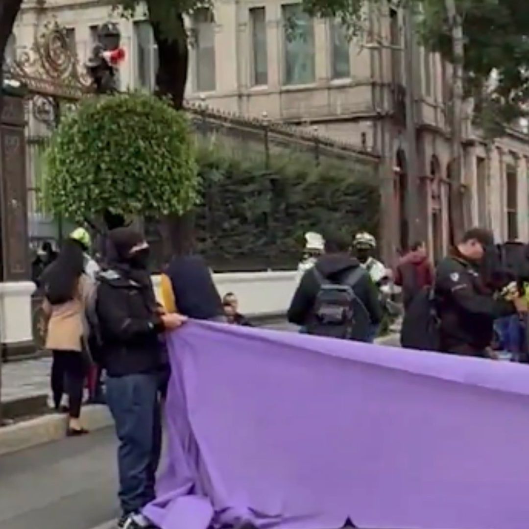 Colectiva feminista bloquea avenida Bucareli en la alcaldía Cuauhtémoc