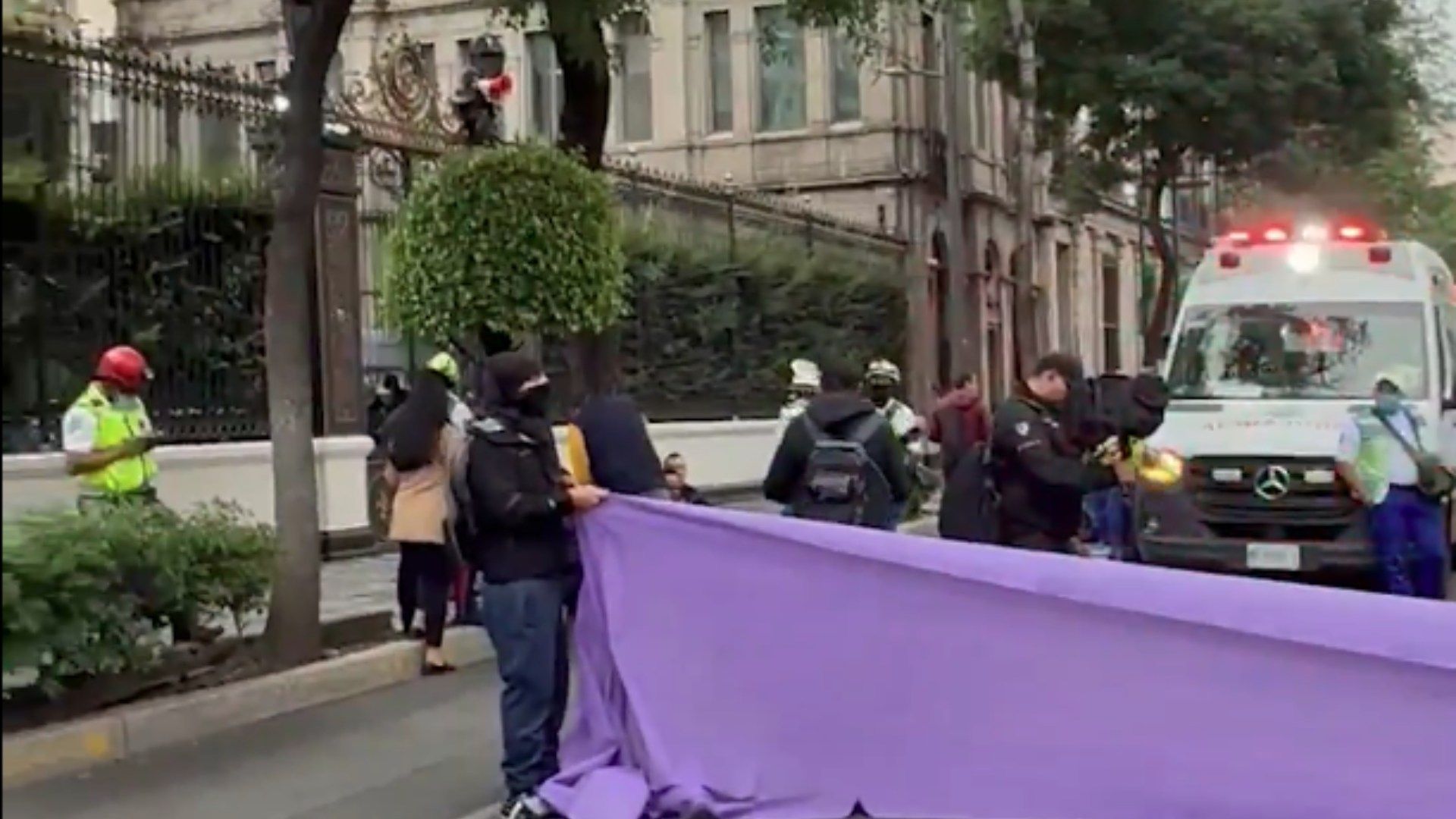 Colectiva feminista bloquea avenida Bucareli en la alcaldía Cuauhtémoc