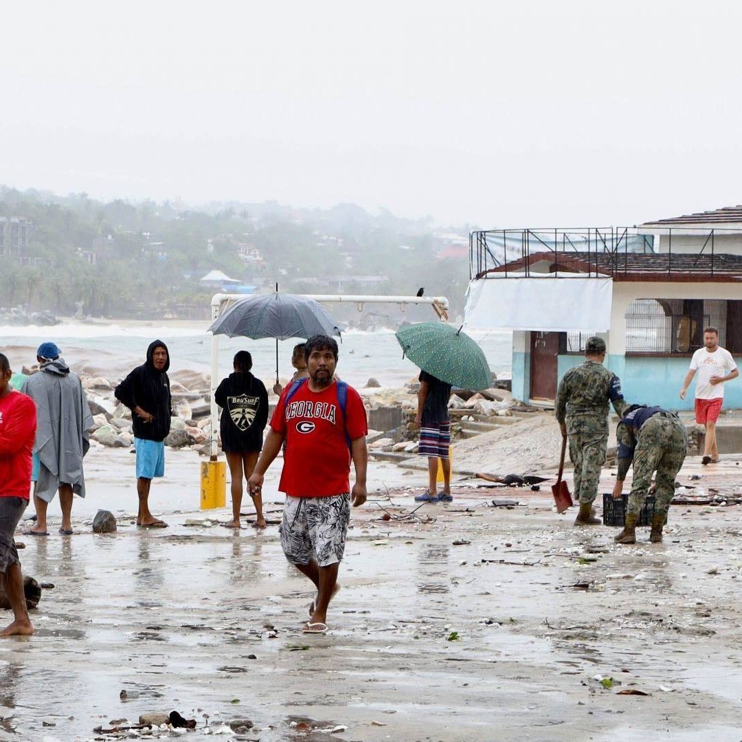 Huracán Erick deja daños en la bahía de Puerto Escondido