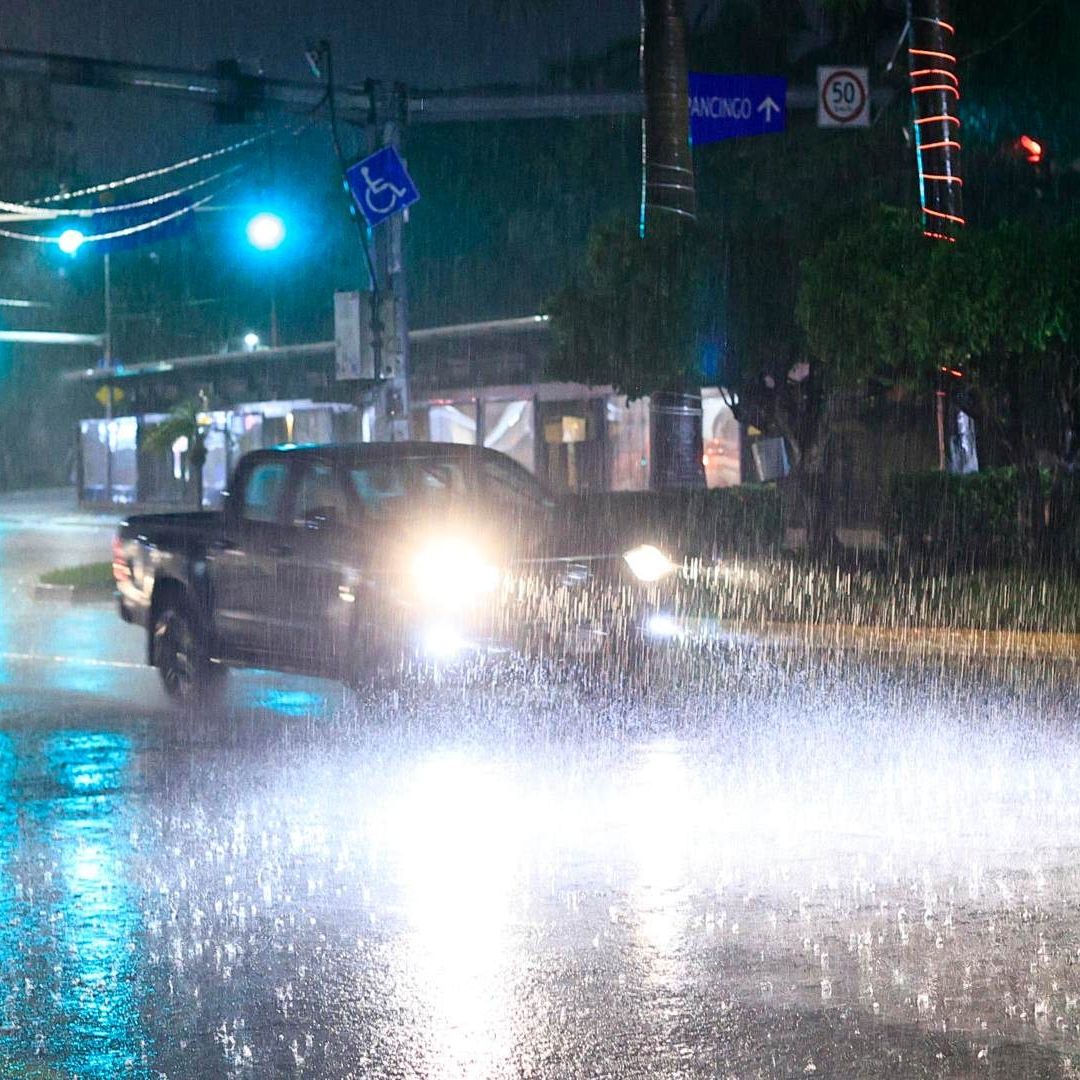 Camioneta bajo la lluvia por el huracán Erick