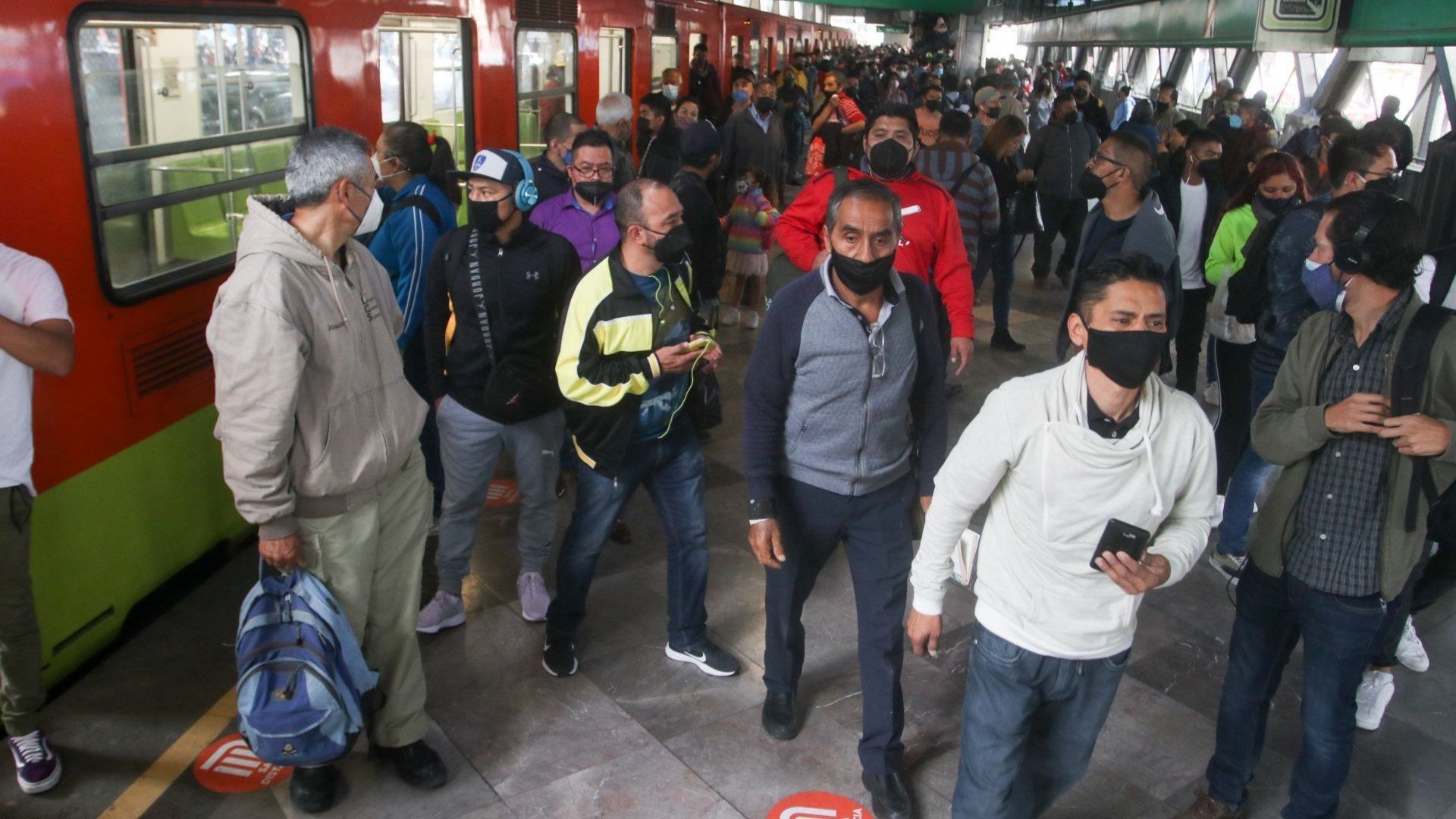 Una persona se desvaneció y fue encontrada sin signos vitales por el personal del Metro de la CDMX. Foto: Cuartoscuro
