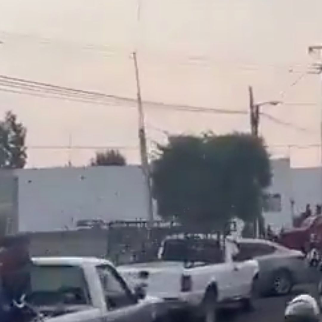 Pobladores Retuvieron a Cuatro Hombres y una Mujer por Robo de una Camioneta. Foto: Redes Sociale