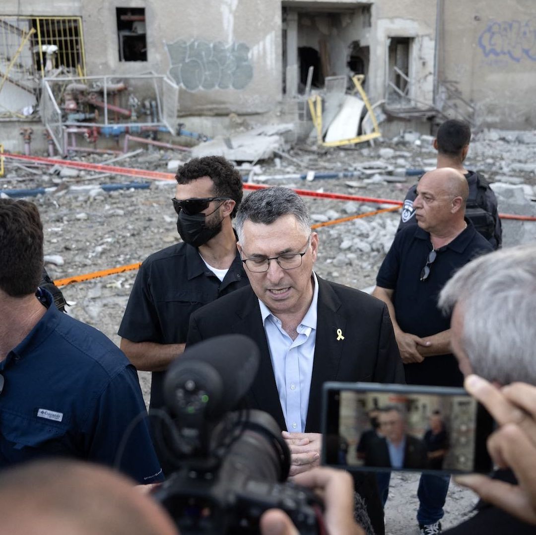 Gideon Saar afirma que planes nucleares de Irán se retrasaron dos años