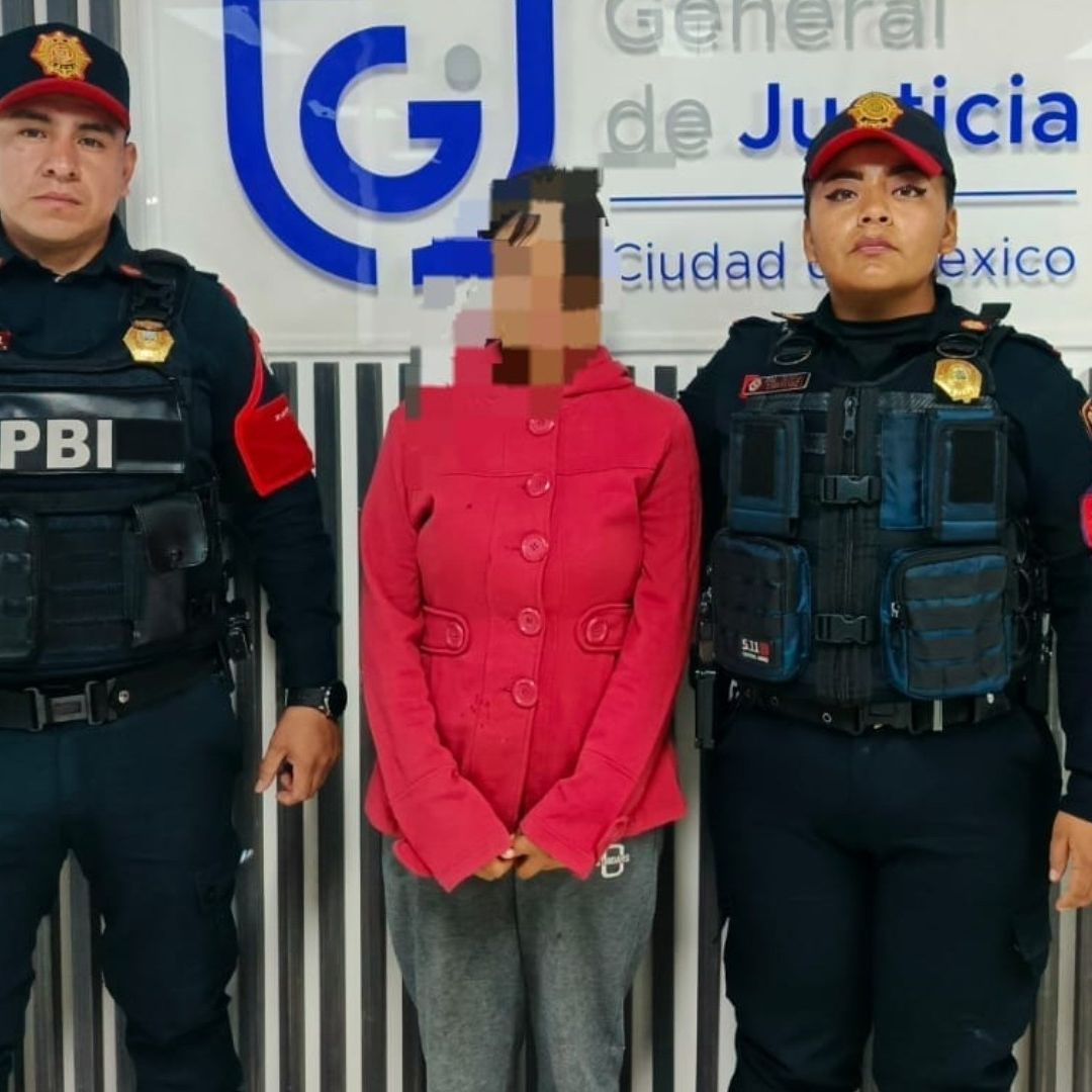 Policías flanquean a la menor de edad que estaba desaparecida