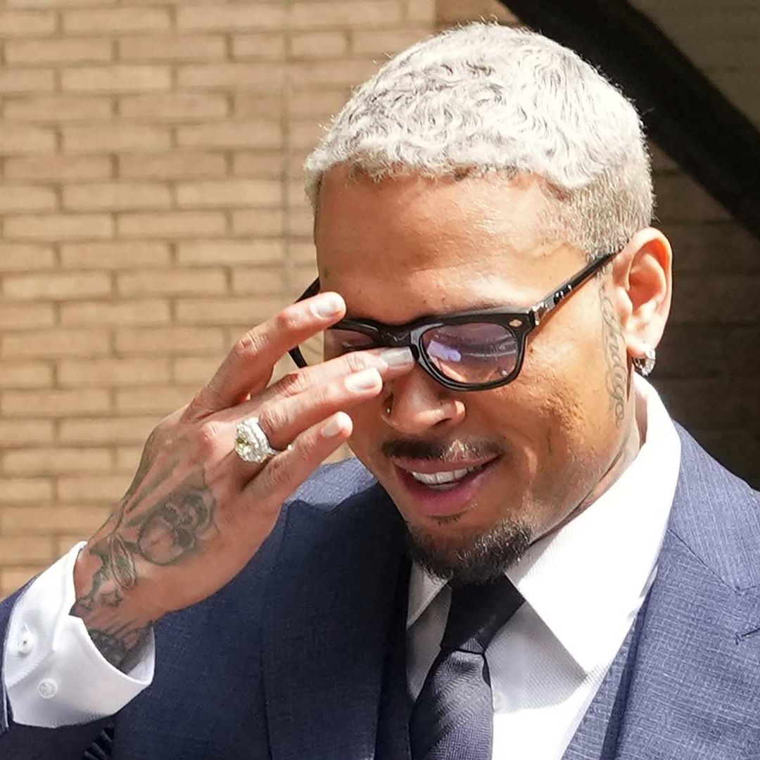 Chris Brown al salir del Tribunal de la Corona de Southwark en Londres