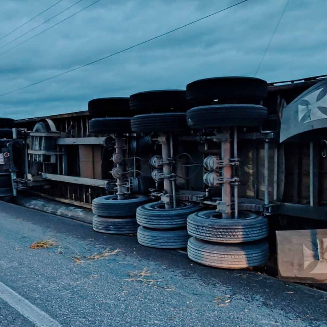 Tractocamión Vuelca Carretera de Tamaulipas; Conductor Resulta Lesionado