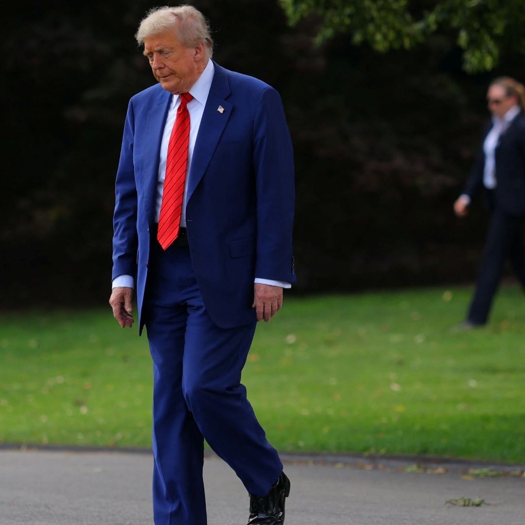 Donald Trump camina en jardín de la Casa Blanca