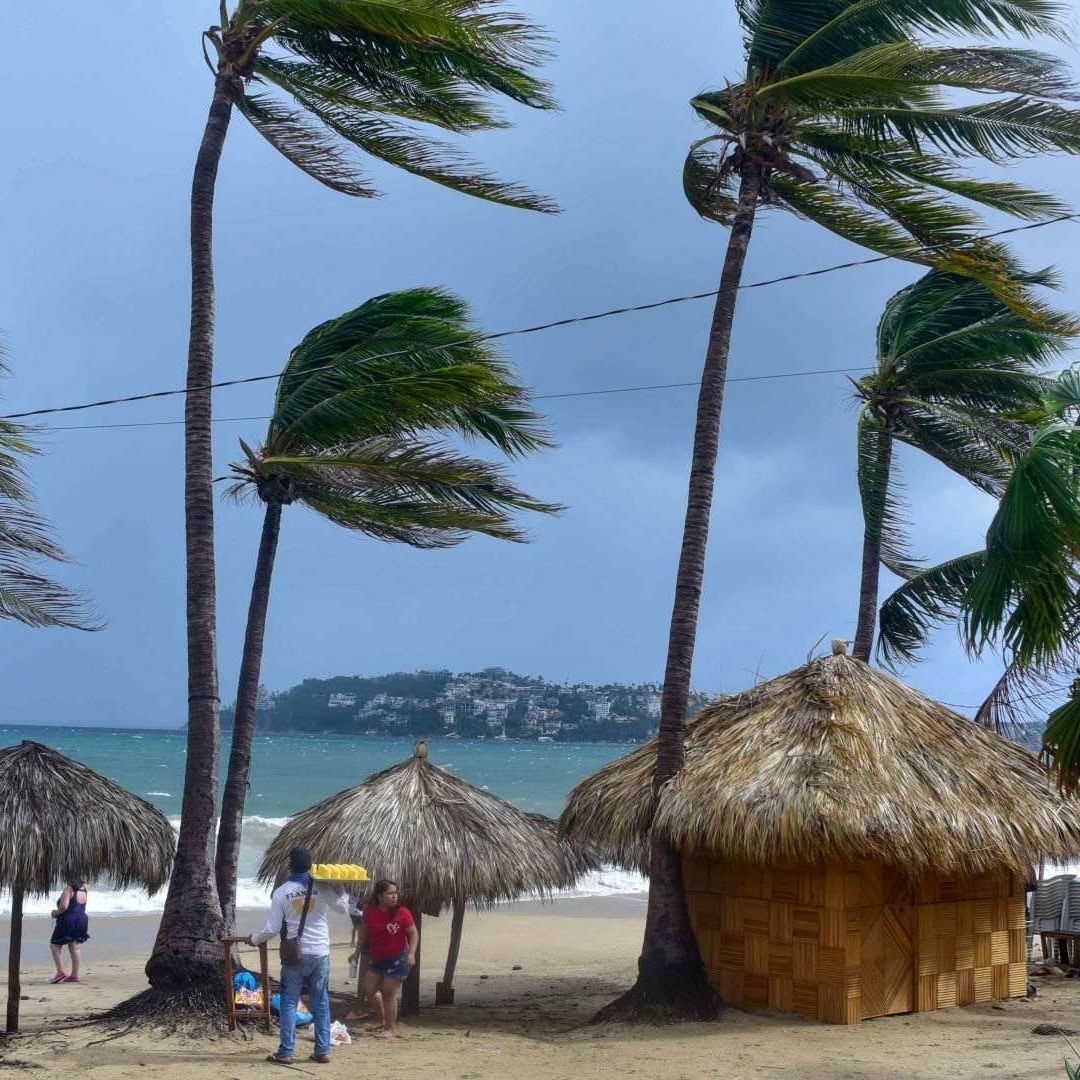 Playa de Acapulco, Guerrero, previo al impacto del huracán Erick
