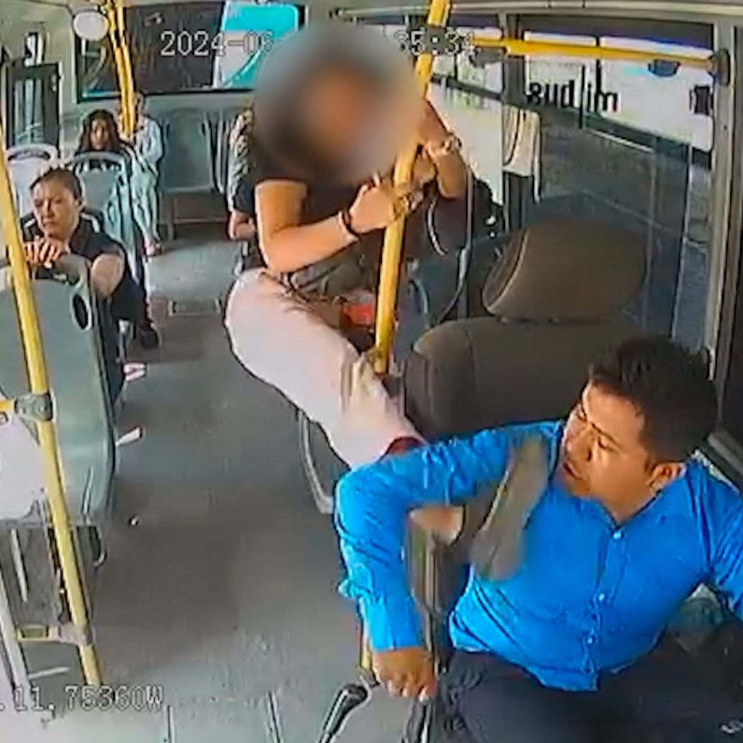 Video: Pasajera Ofende y Agrede a Chofer de la Ruta 10 en Puebla por Volarse un Tope