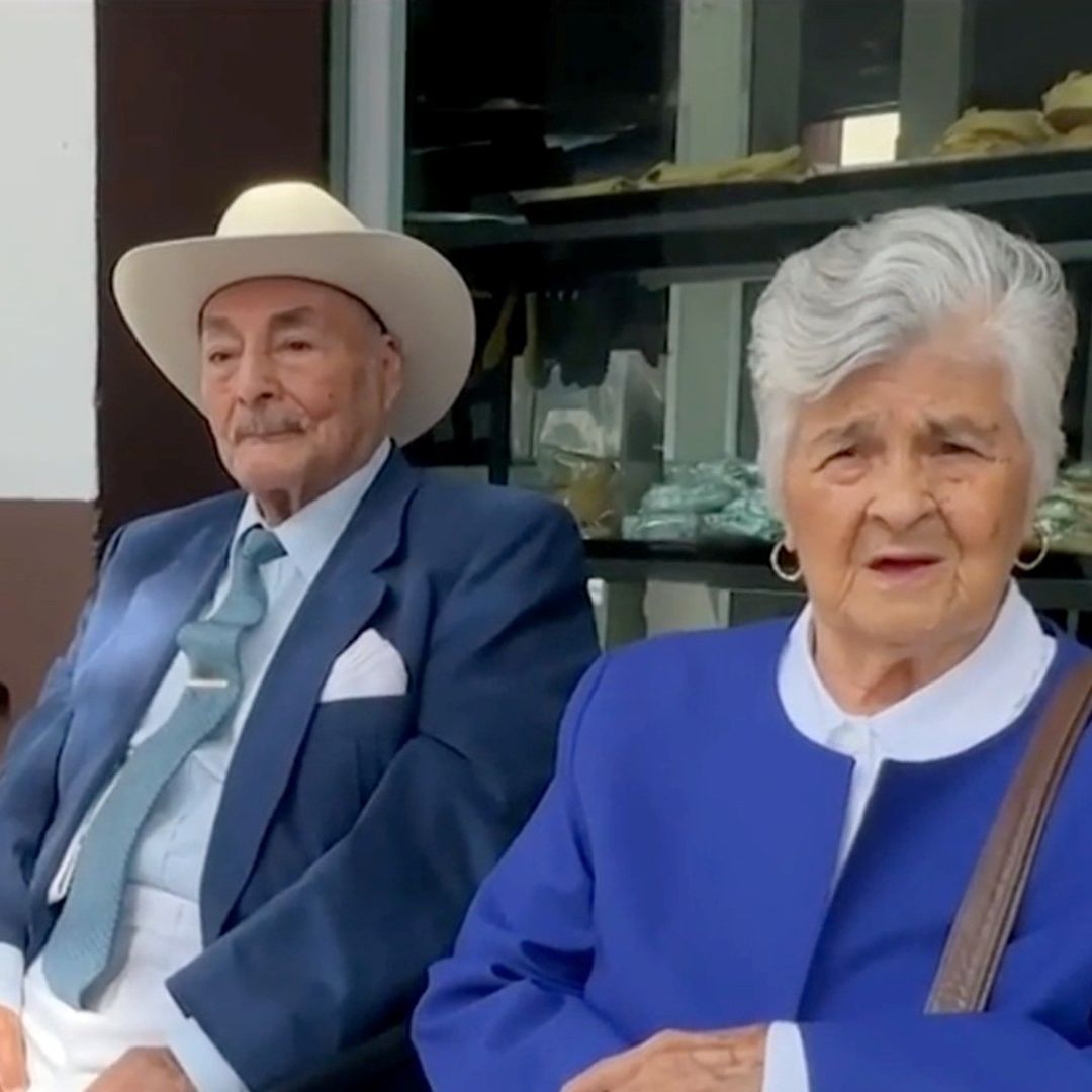 Toñita y Gonzalo en la entrada de su panadería en la colonia Doctores