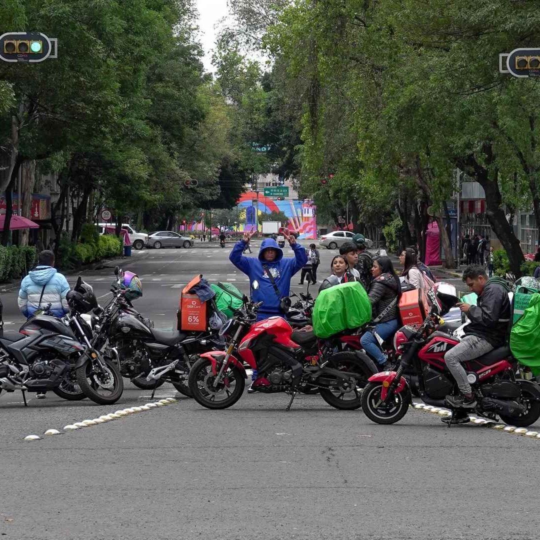 Bloqueo de repartidores por app, en Reforma, CDMX