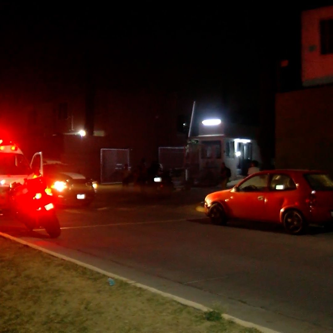 Joven es asaltado y secuestran a su novia para abusar de ella.