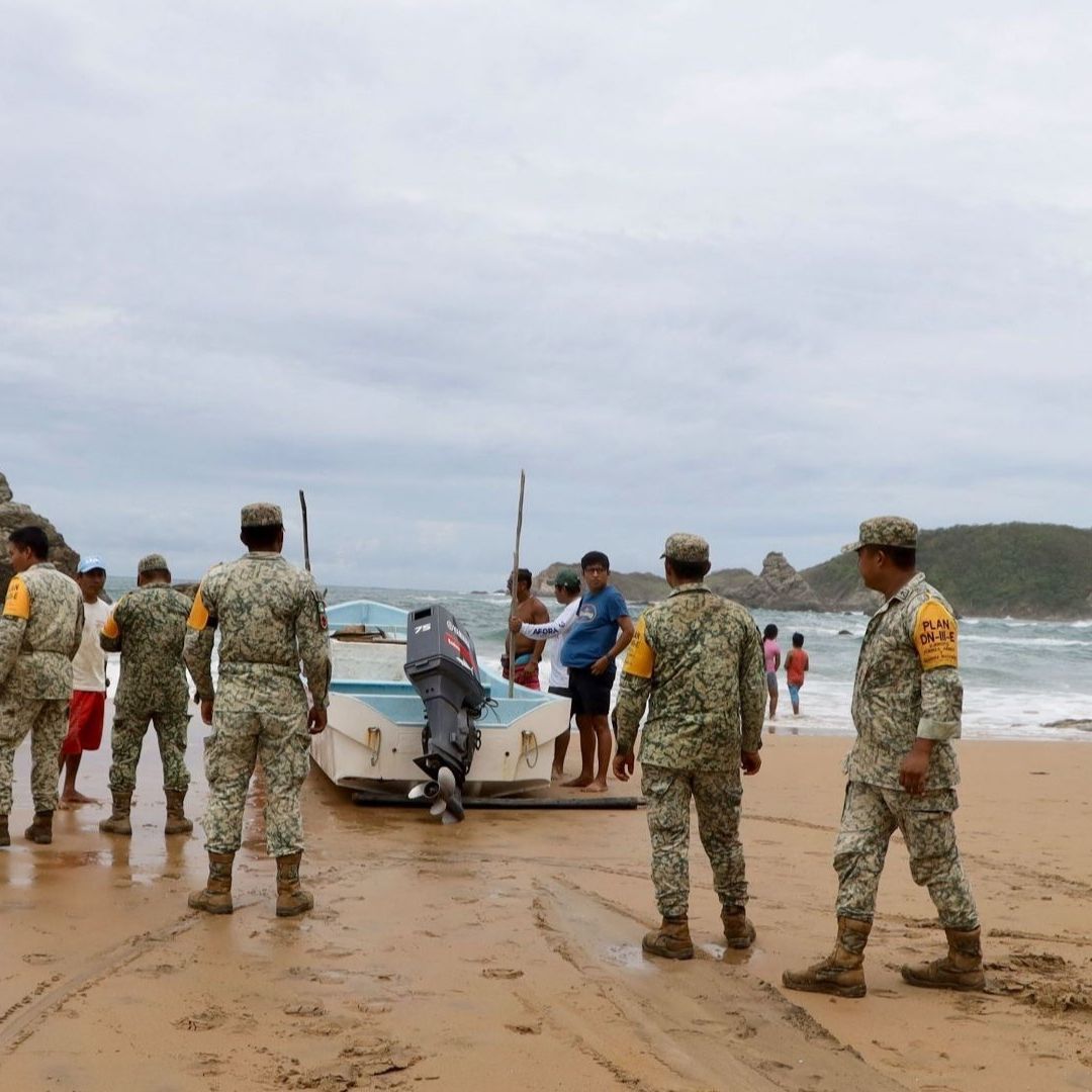 Fuerza armadas trabajan en labores de limpieza después del paso del huracán Erick