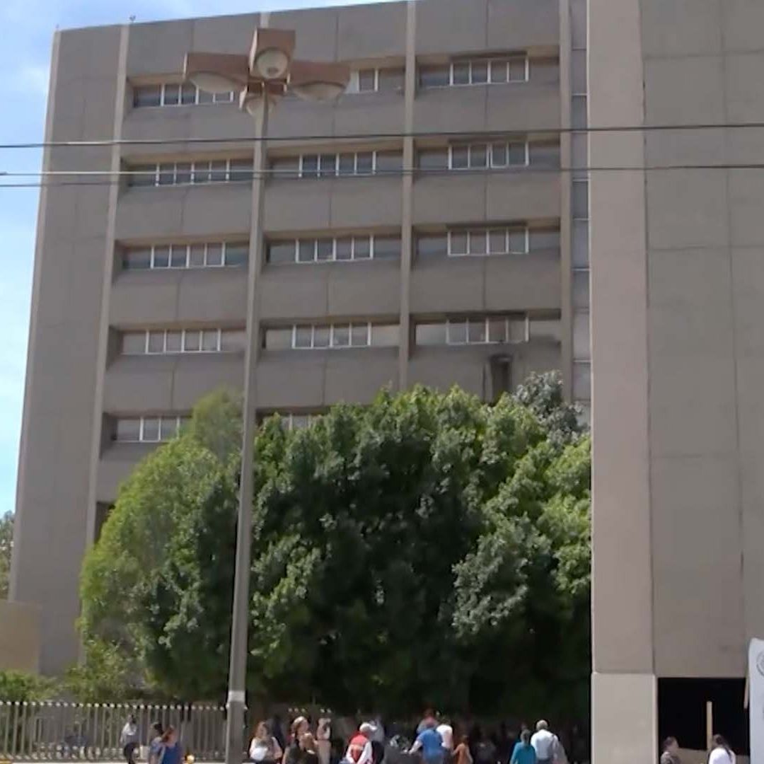 Debido a una falla mecánica, alrededor de 12 personas y un bebé quedaron atrapadas en el elevador de la clínica 71 del IMSS en Torreón.